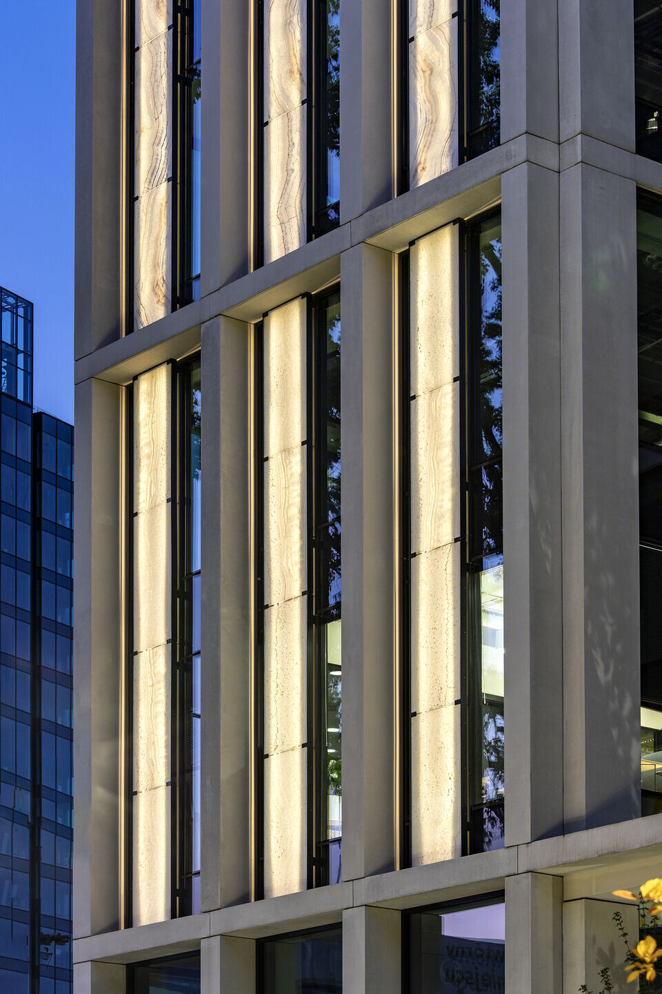 Nowogrodzka 广场现代办公建筑丨波兰华沙丨HRA Architekci-21