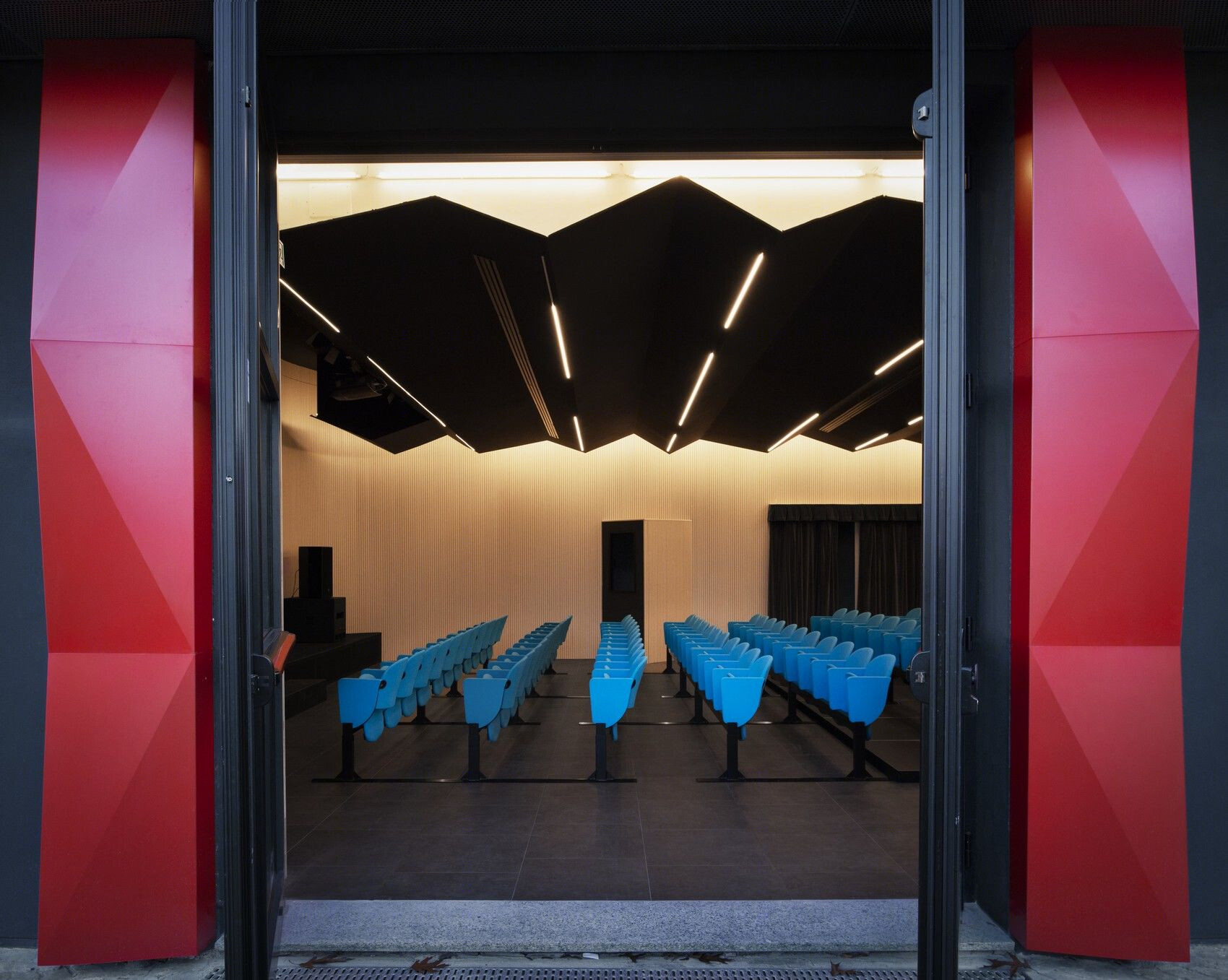 SBG Architetti 翻新意大利 Pregnana Milanese 学校剧院,打造视听盛宴-6
