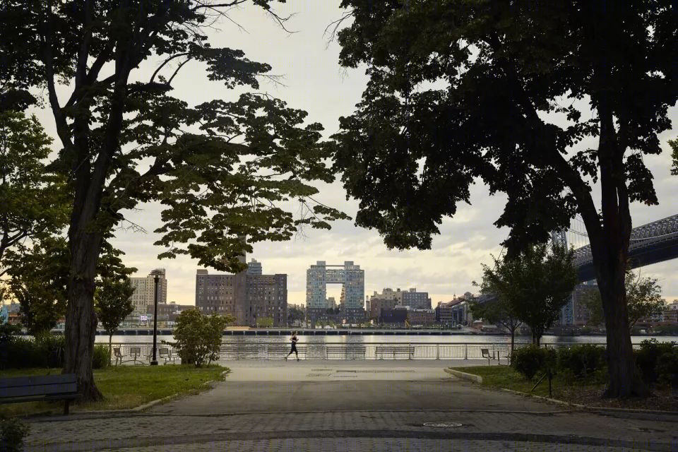 纽约 325 Kent 公寓，温文尔雅的工业风海滨建筑-1