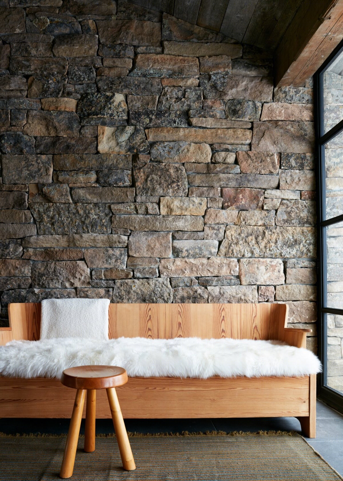 Montana Ski House by Shawn Henderson |  舒适丰富，令人感到轻松的室内设计-12