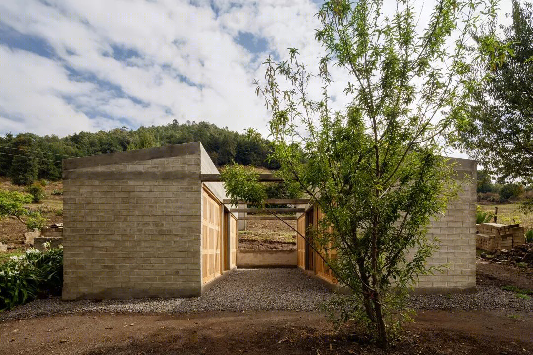 墨西哥 Ocuilan 震后安置住宅 | 木质生态模块,自然景观与居住空间的完美融合-0