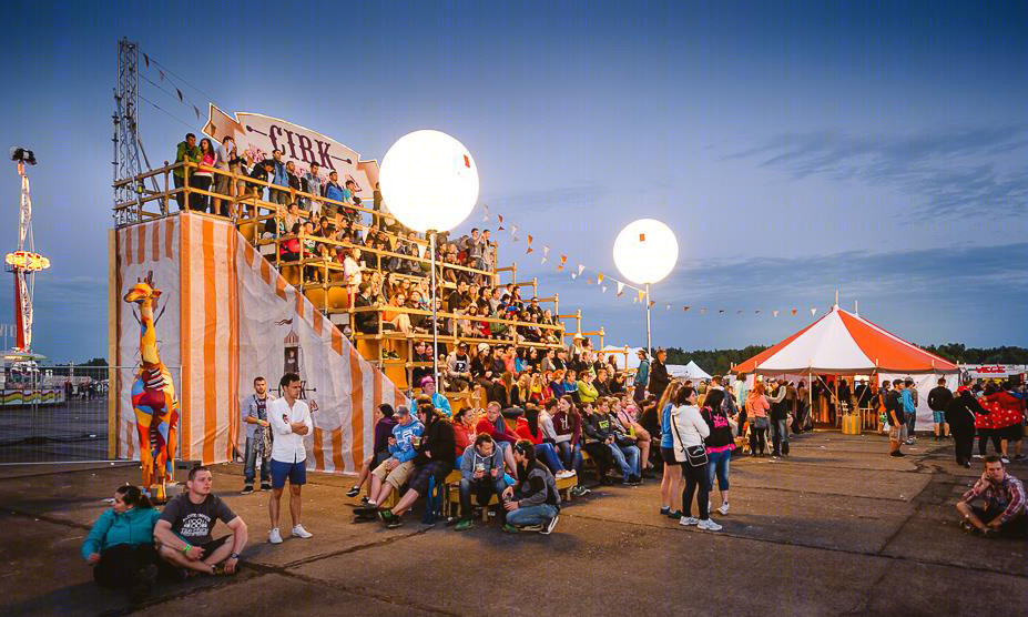 Festivalová tribuna coll coll-0