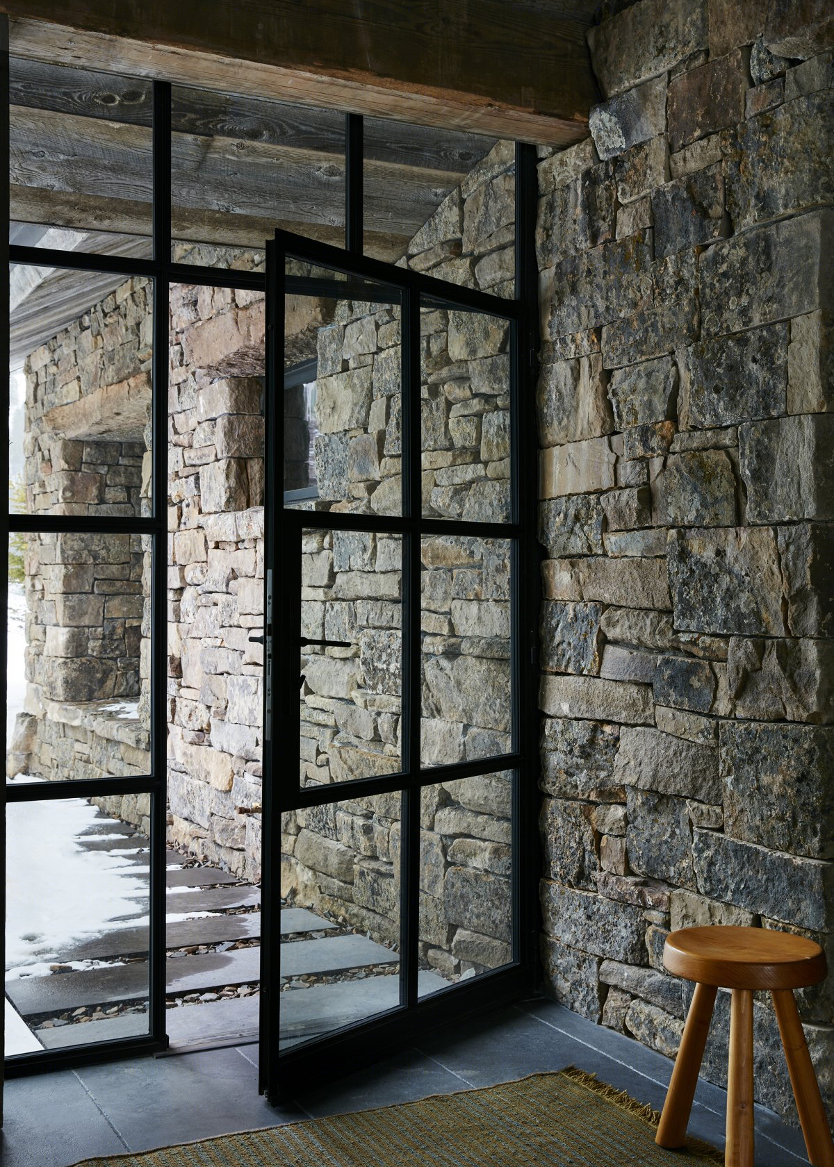 Montana Ski House by Shawn Henderson |  舒适丰富，令人感到轻松的室内设计-13