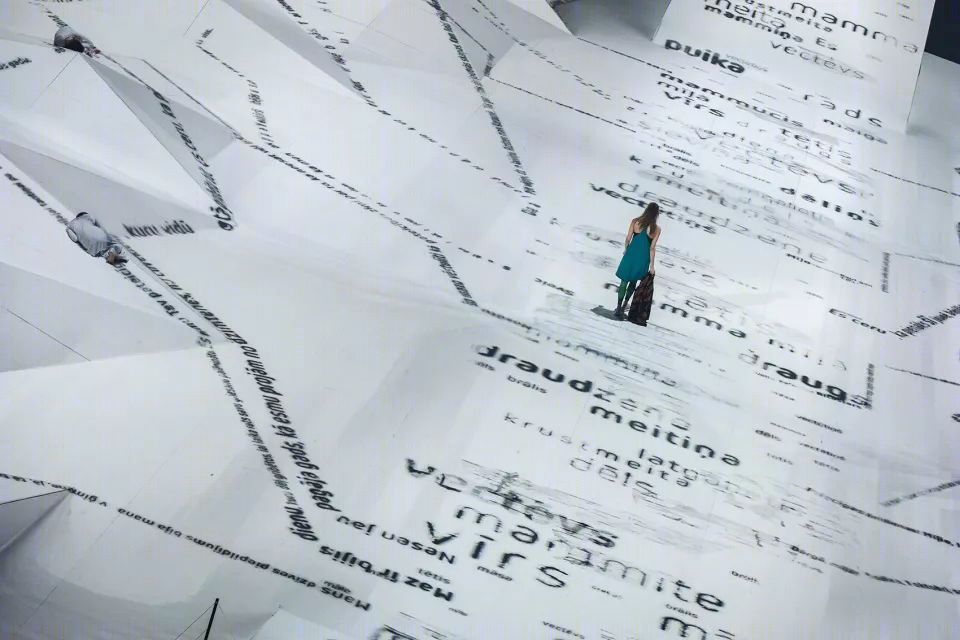 拉脱维亚国庆庆典舞台设计——'Both Sides' 多边形投影舞台-24