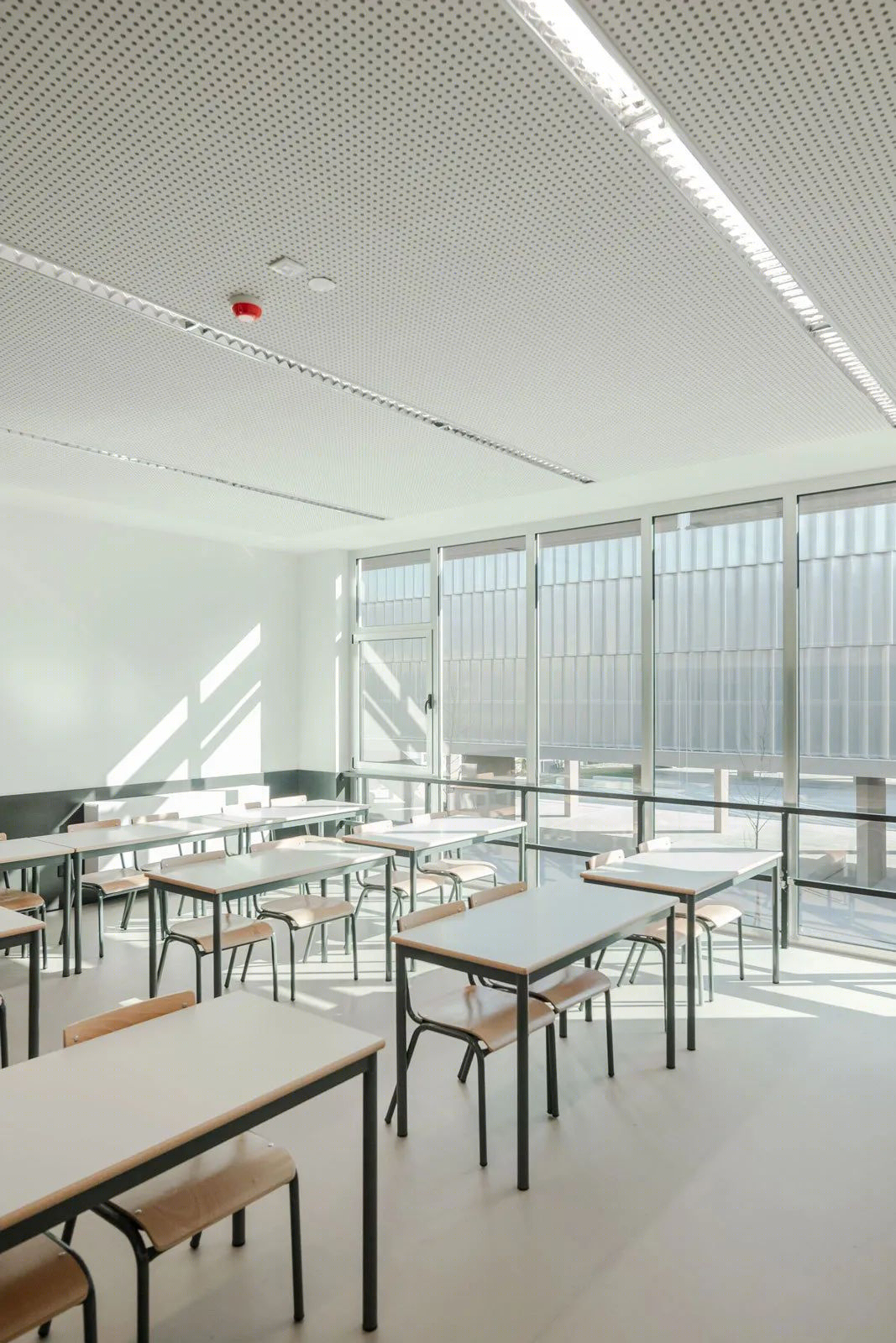 葡萄牙 Taipas 村中小学设计 | 架空层带来丰富空间体验-41