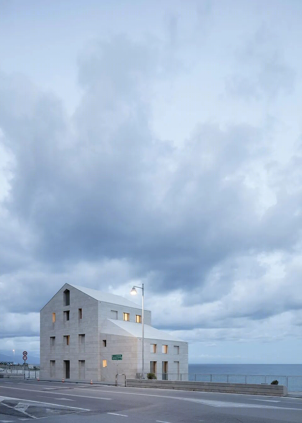 意大利海滩“巨型岩石”综合体 | 历史建筑的现代重生-0