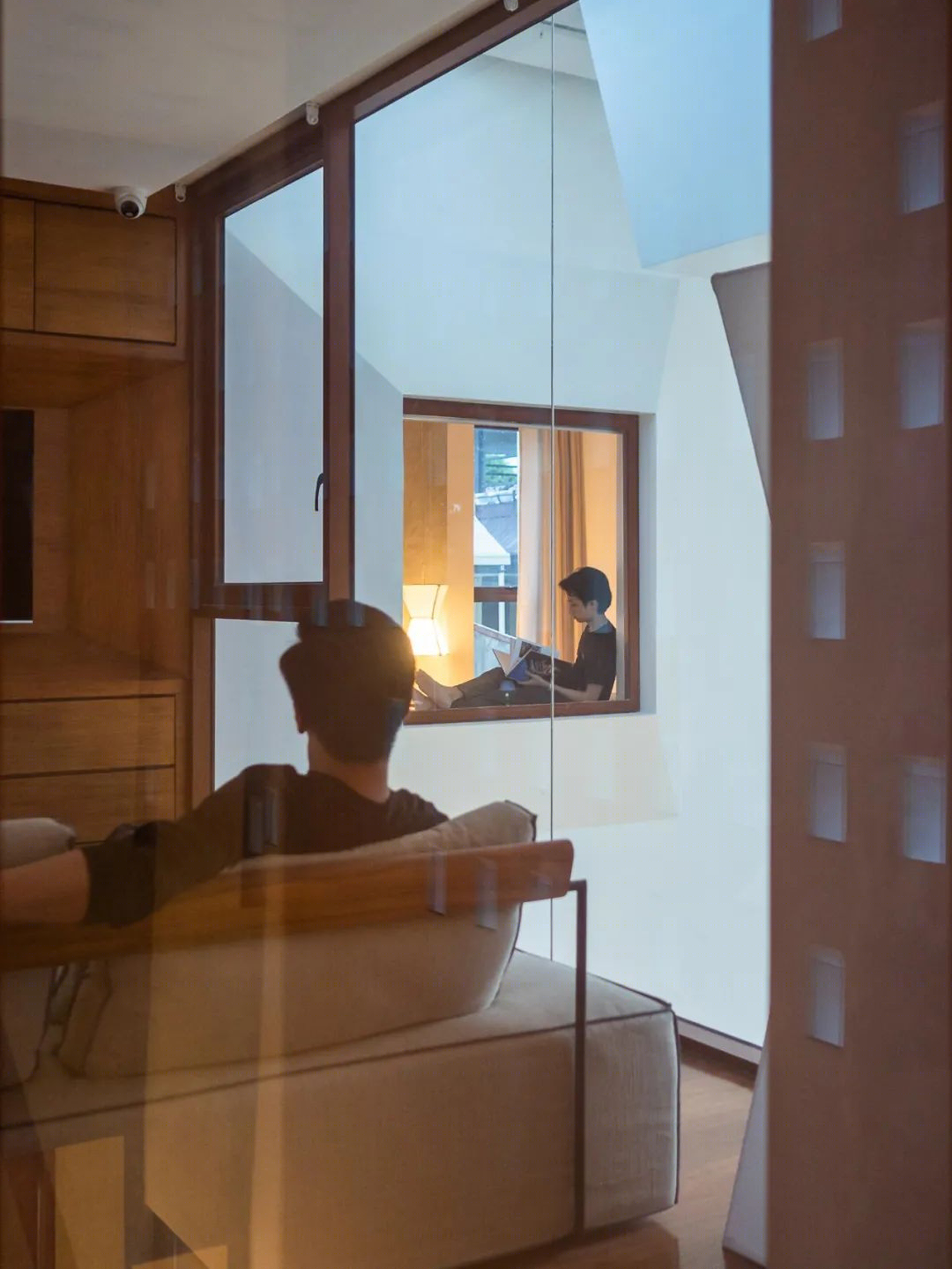 观点屋 | 400 平 L 型别墅，用白色混凝土“罩子”打造温暖内芯-49