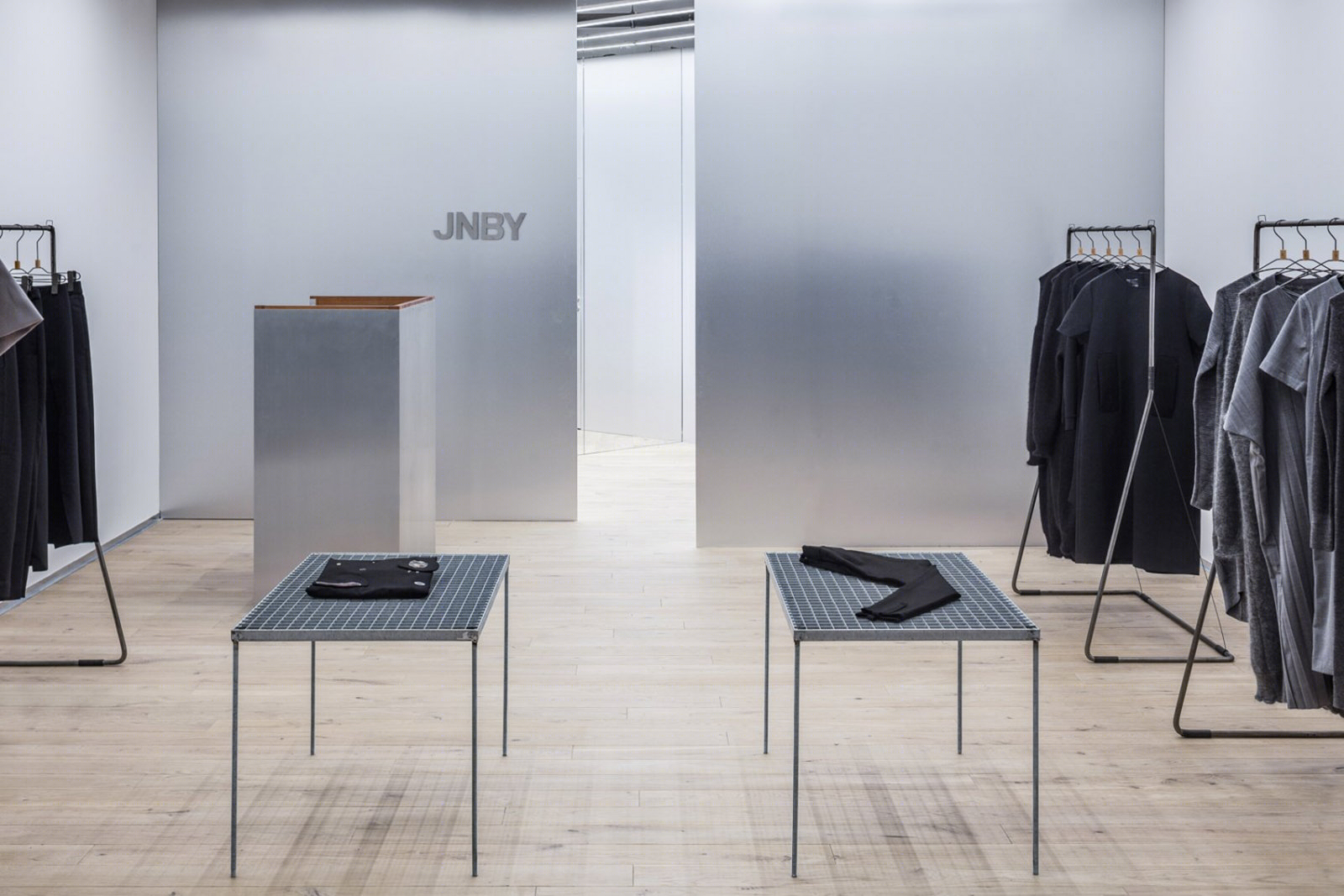 立陶宛自然简洁的JNBY服装店-4