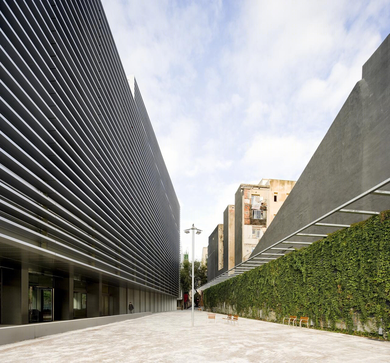 巴塞罗那老城区半透明金属办公楼丨BCQ arquitectura barcelona-14