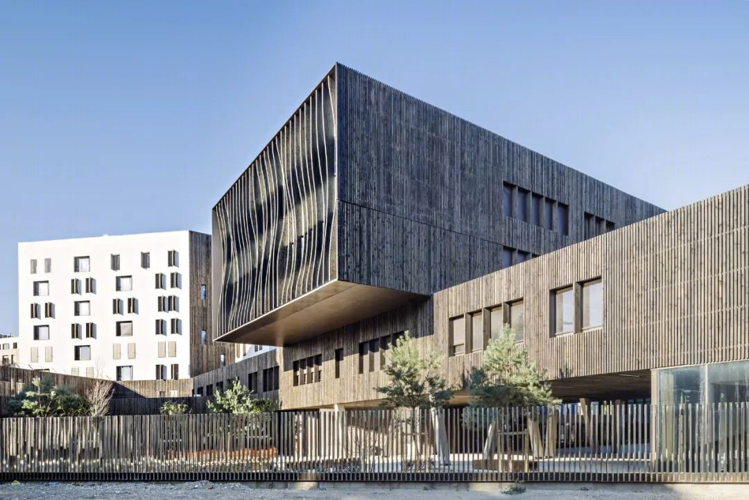 飘动绸带 | 法国中学建筑的室内外一体化设计-9