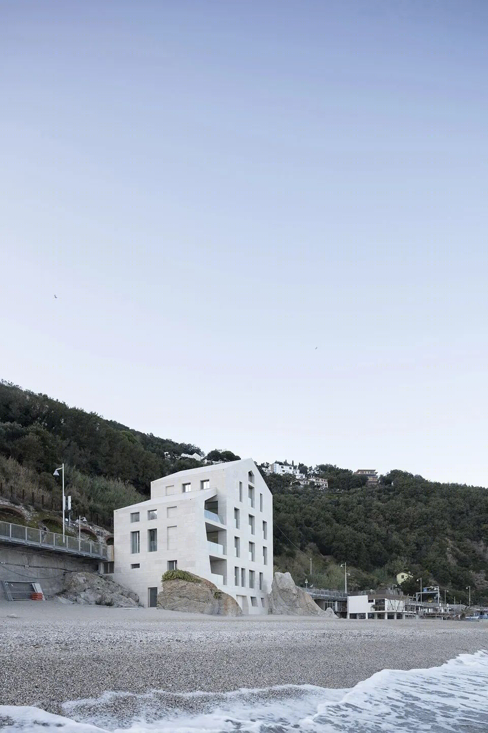 意大利海滩“巨型岩石”综合体 | 历史建筑的现代重生-18