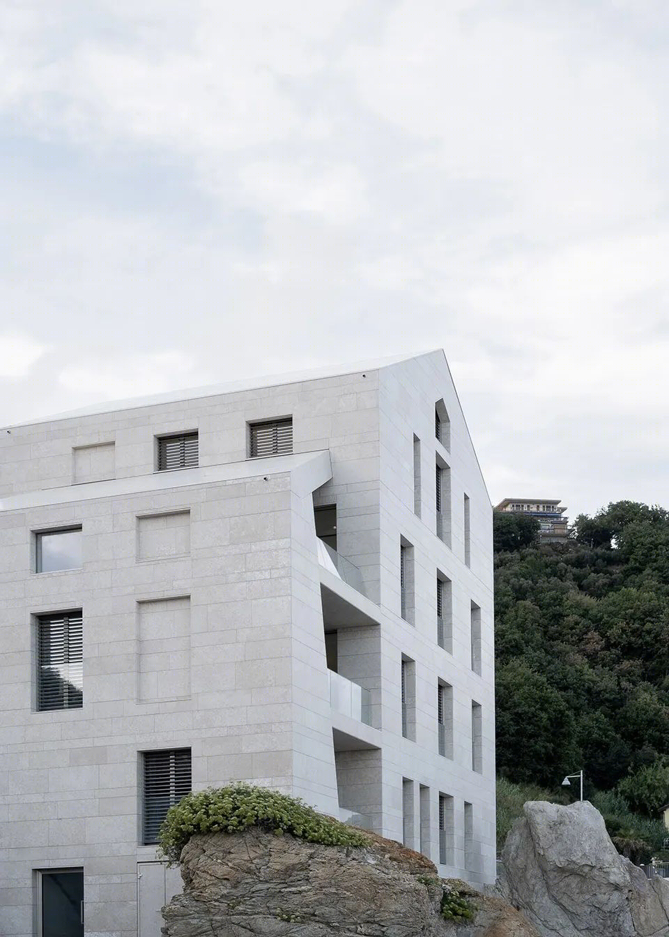 意大利海滩“巨型岩石”综合体 | 历史建筑的现代重生-19