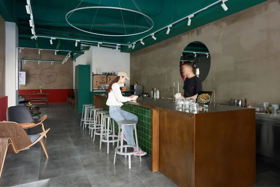 苏州胡扯咖啡店 | 红绿碰撞中的生活空间-13