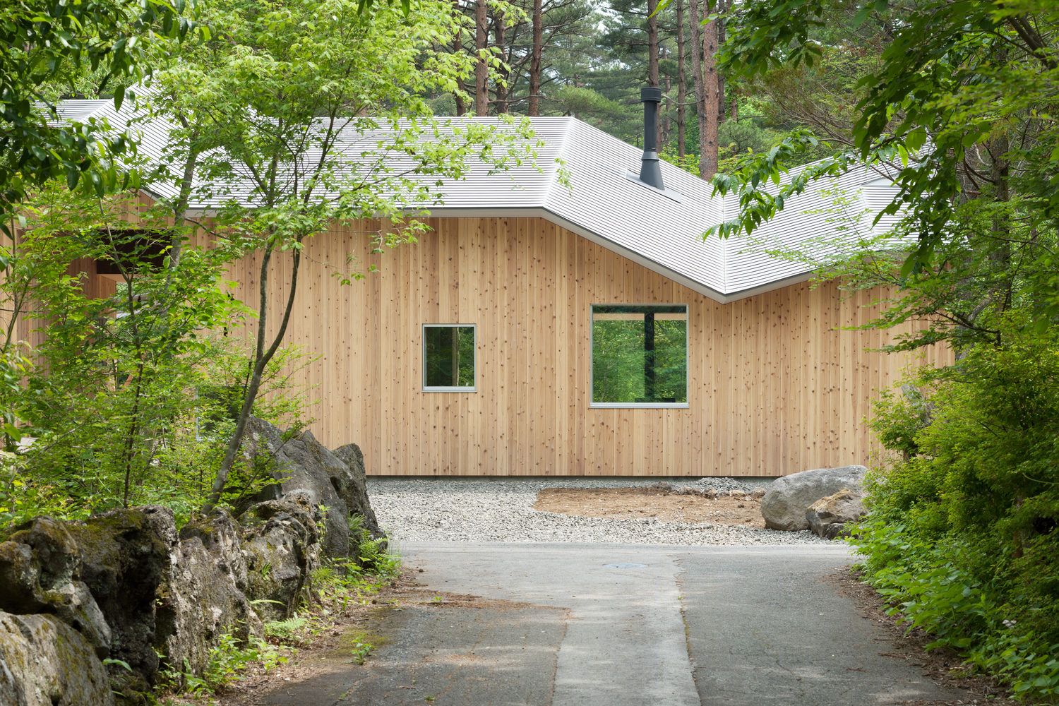 日本富士山下的单坡屋顶住宅-13