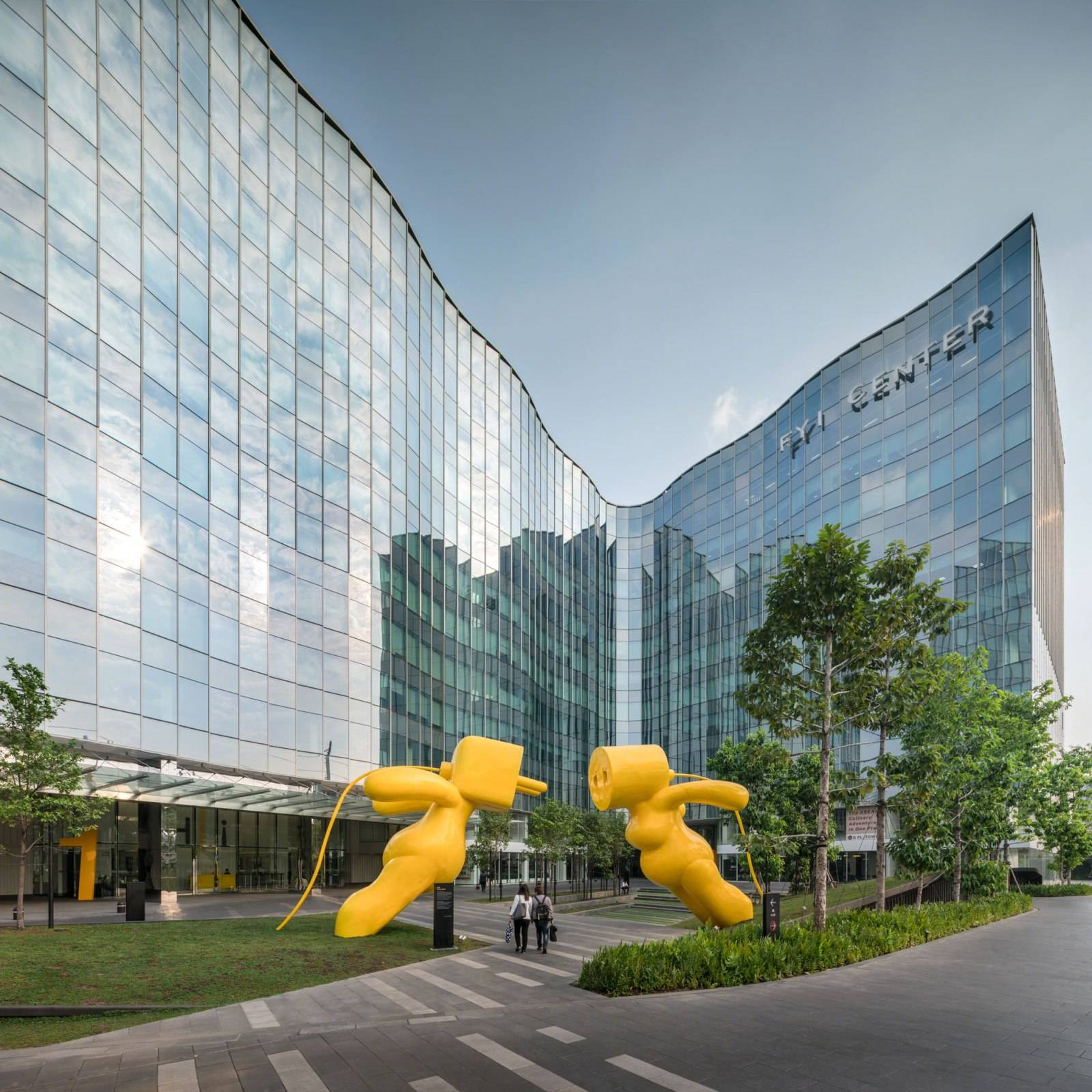 Bangkok FYI Center 办公写字楼前广场-16