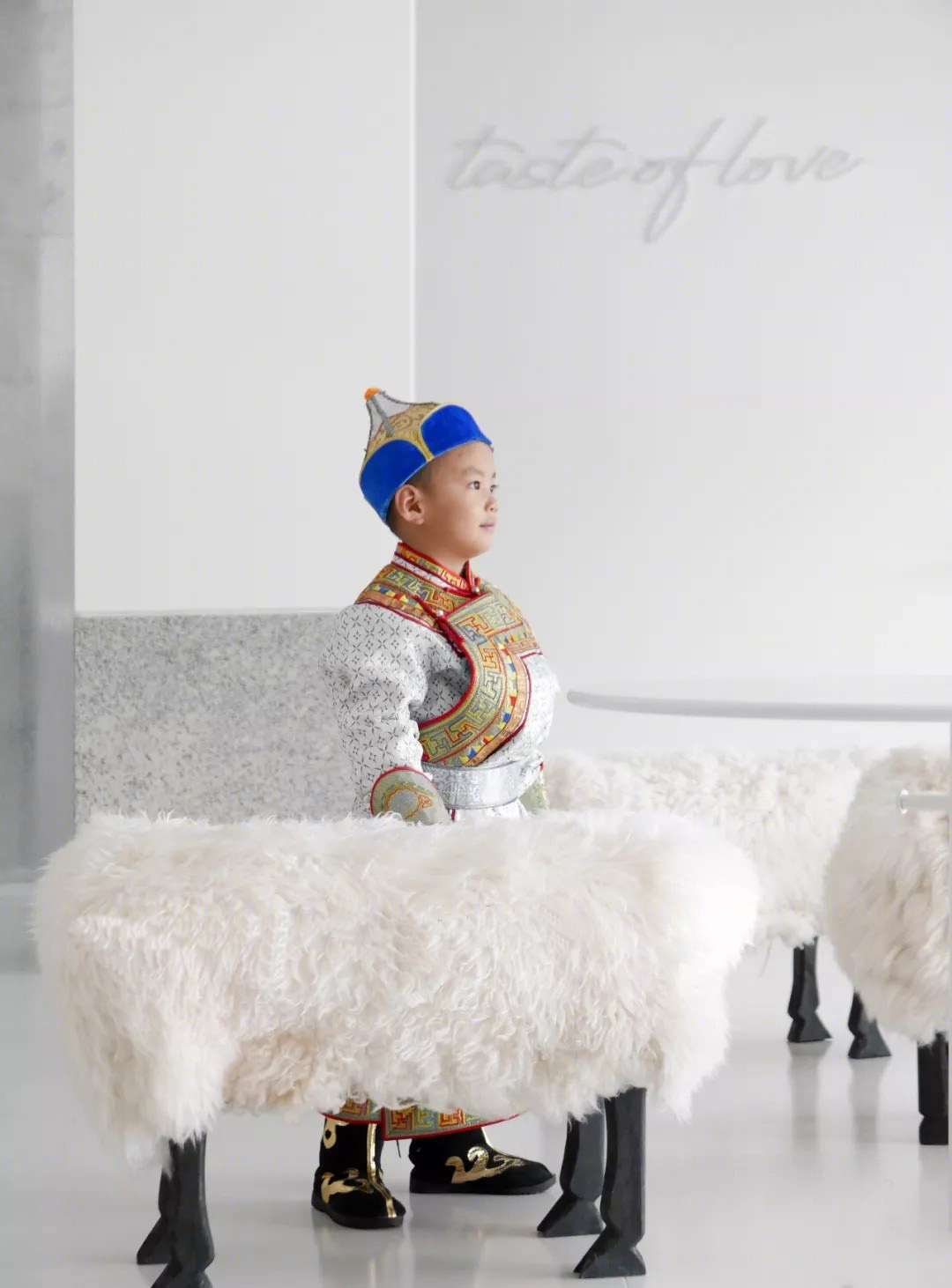 VIVI&·27，S 糕点店，在羊的后面购物

需要注意的是，Shop the back of the sheep这种表达比较奇怪，不太符合常见的逻辑和语义-13