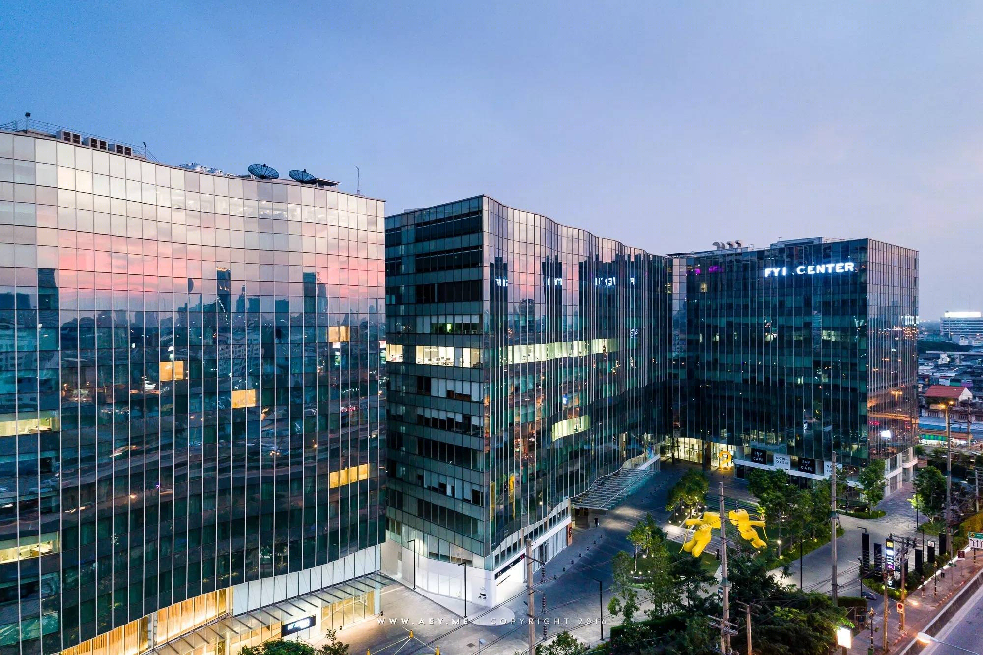 Bangkok FYI Center 办公写字楼前广场-19