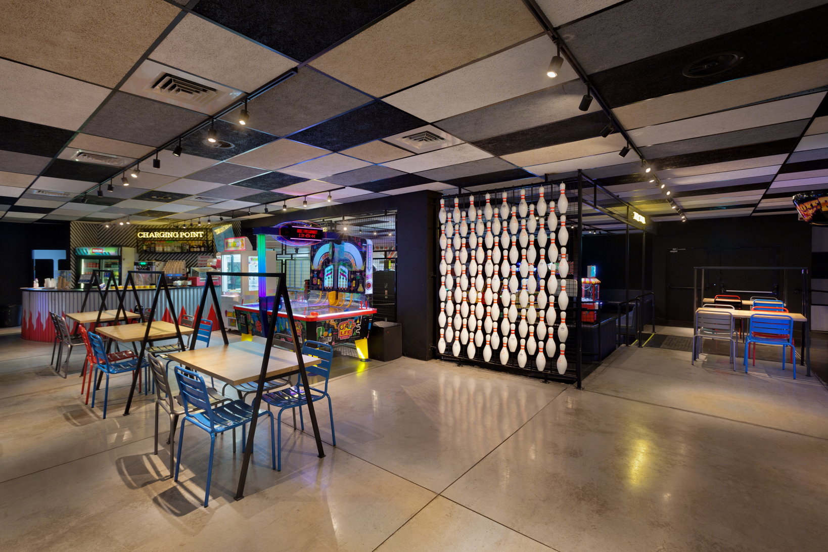 废弃球场变身高科技保龄球馆，Dana Shaked 打造独特室内设计-30