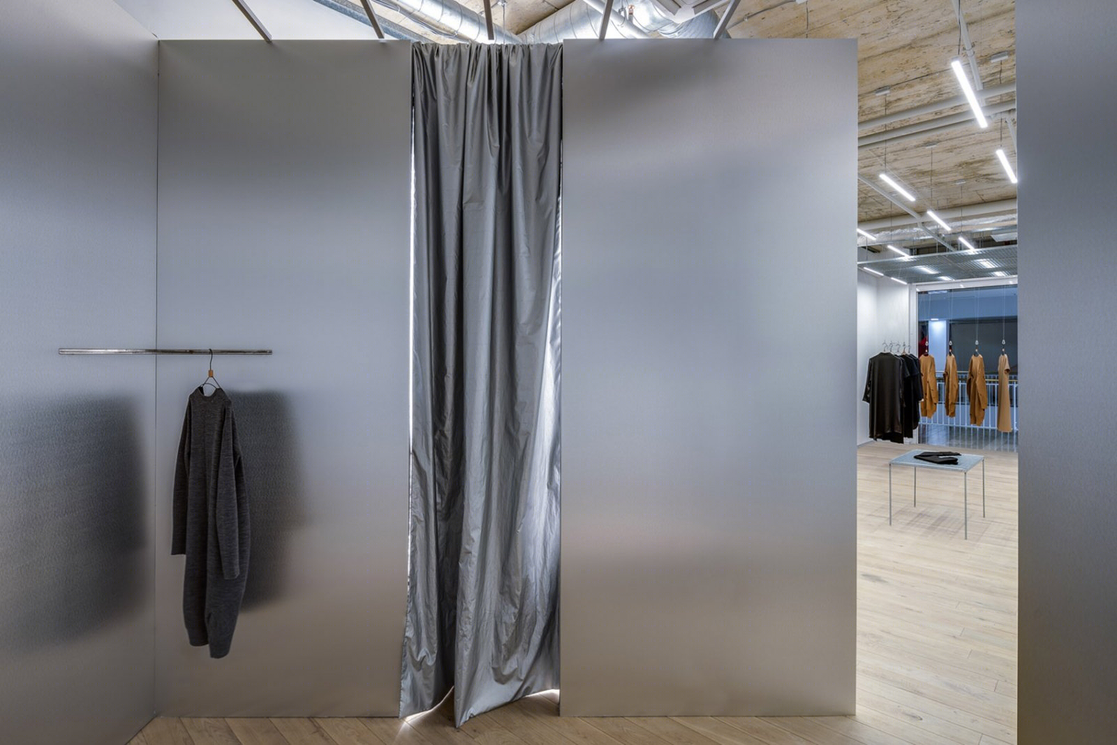 立陶宛自然简洁的JNBY服装店-13