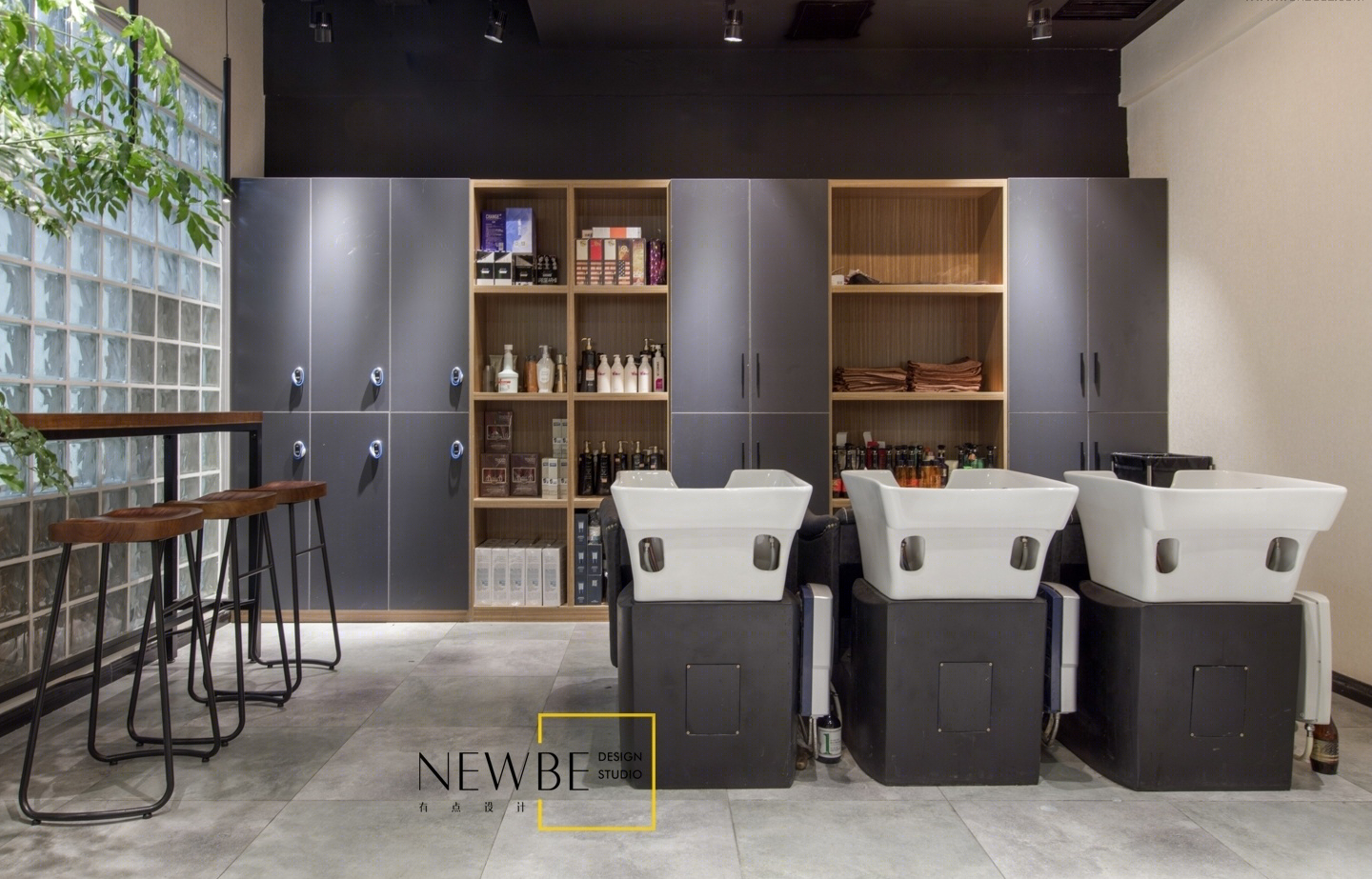 《纪刚造型》老店翻新,几何线条分割空间,VIP 区玻璃砖隔墙设计-21