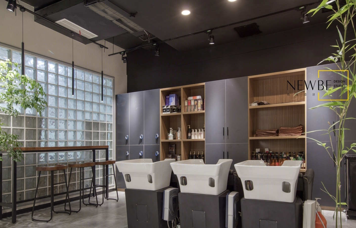 《纪刚造型》老店翻新,几何线条分割空间,VIP 区玻璃砖隔墙设计-22