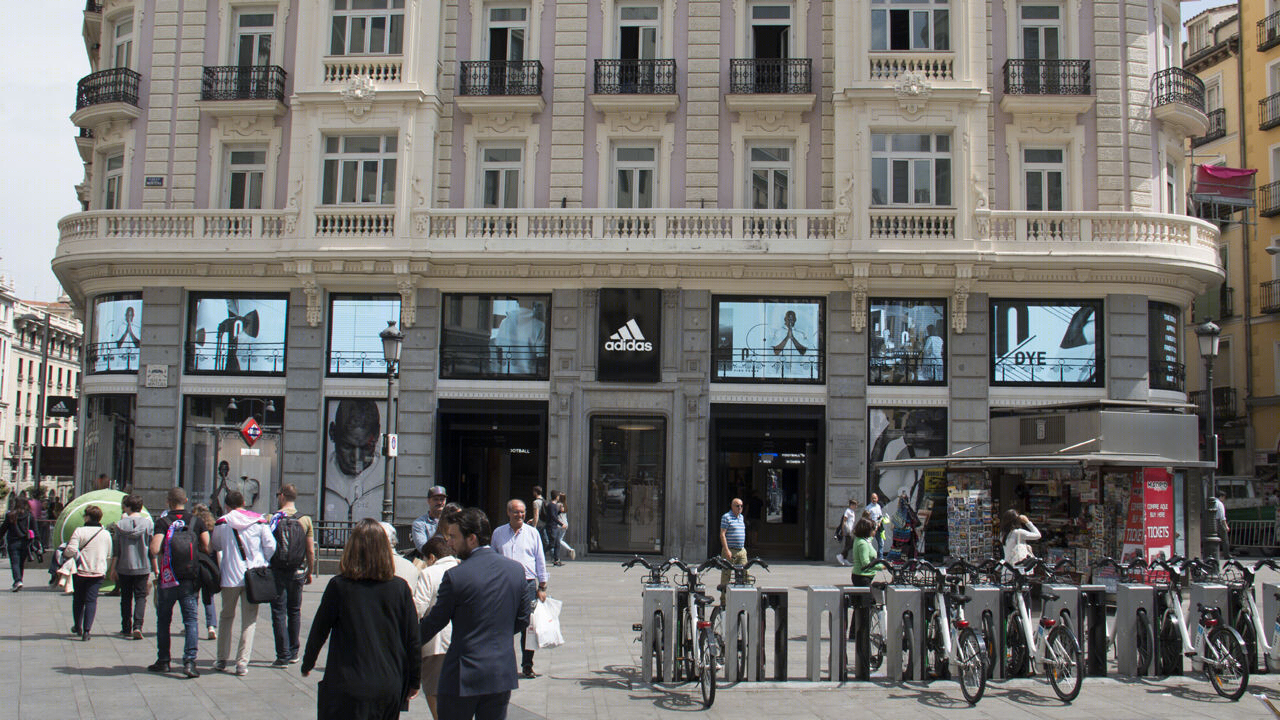 Adidas Madrid 旗舰店 LED 梦幻展示-19