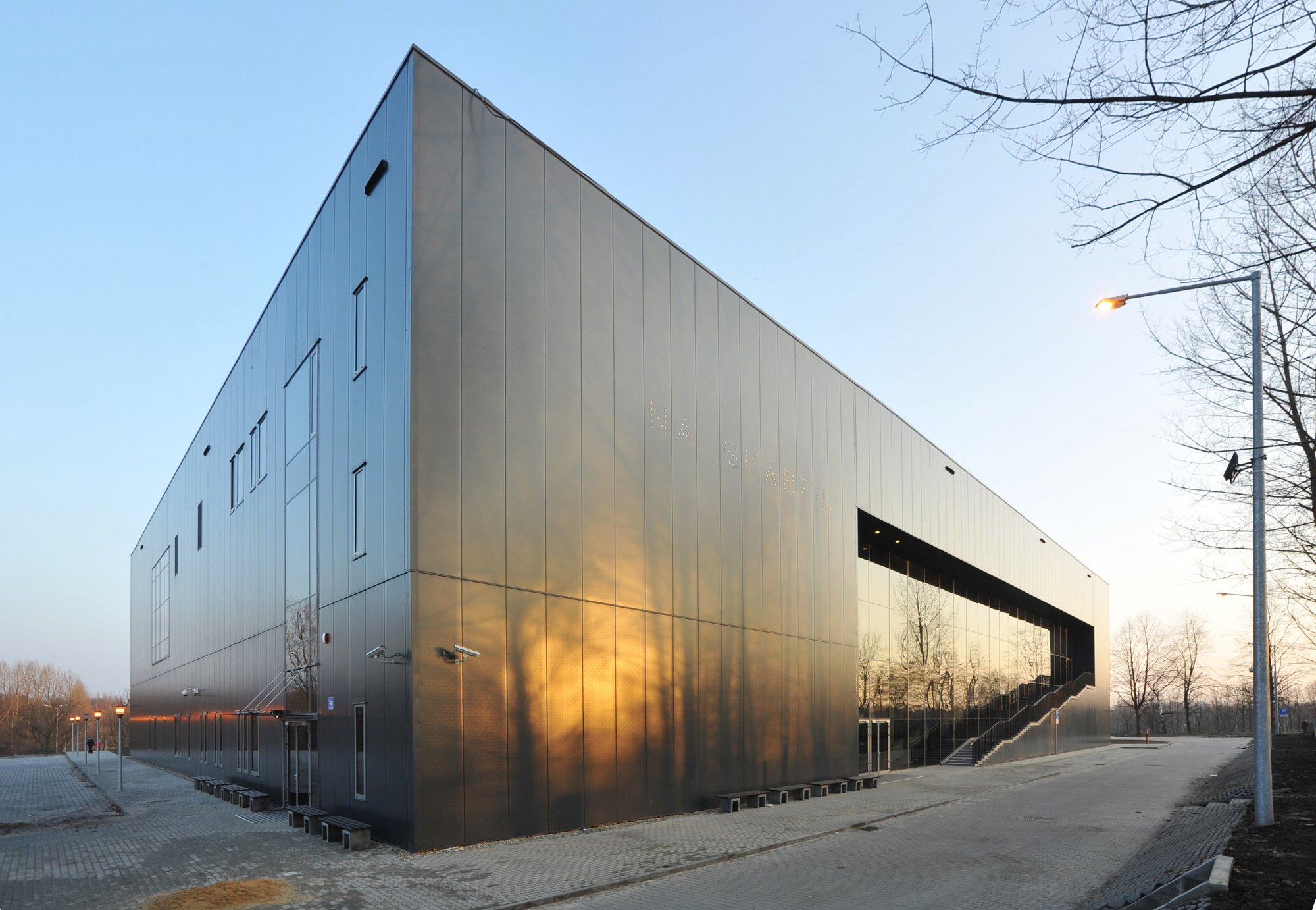 波兰比姆托 Na Skarpie 运动及展示大厅——互动式空间设计-14