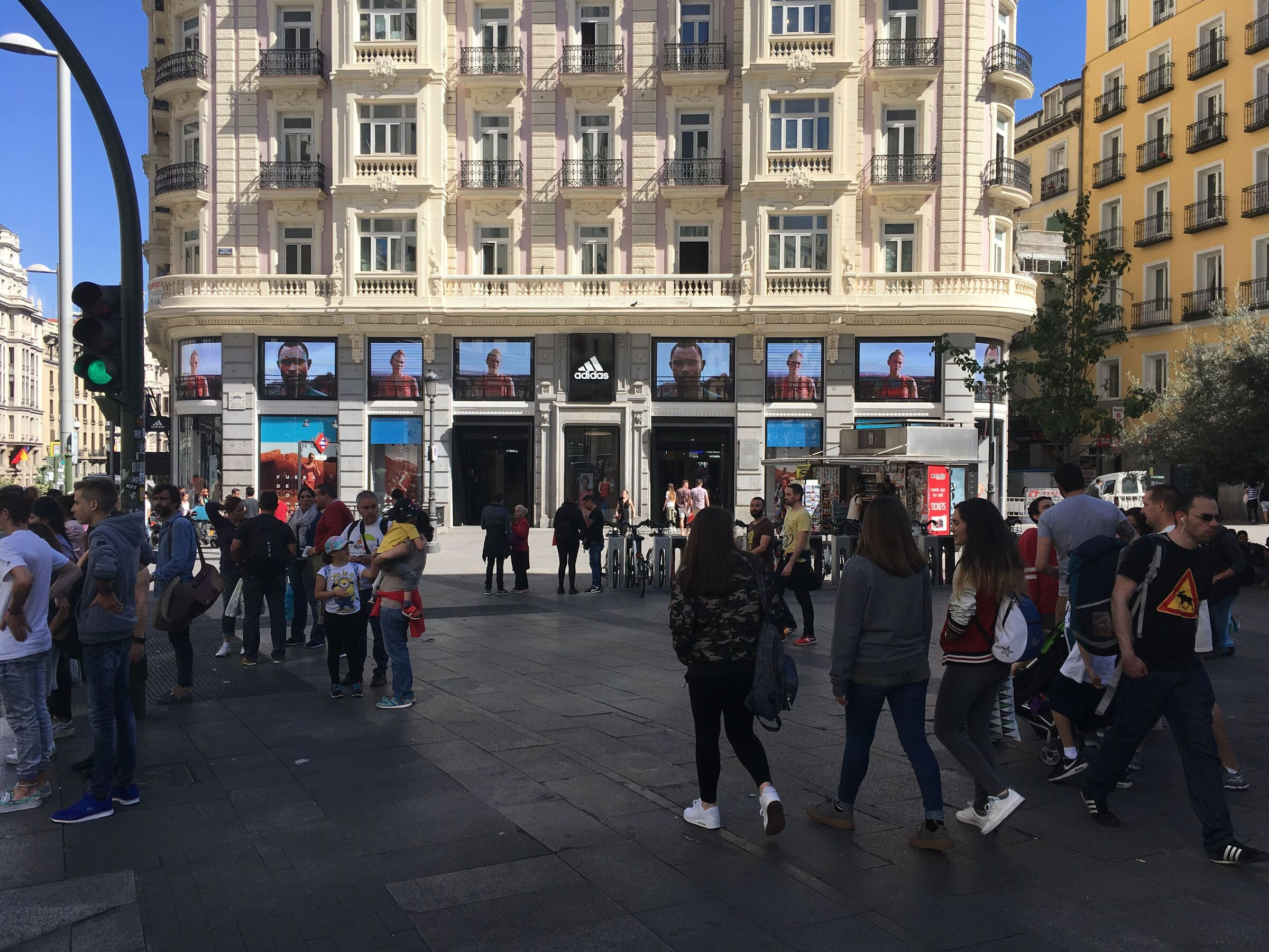 Adidas Madrid 旗舰店 LED 梦幻展示-22