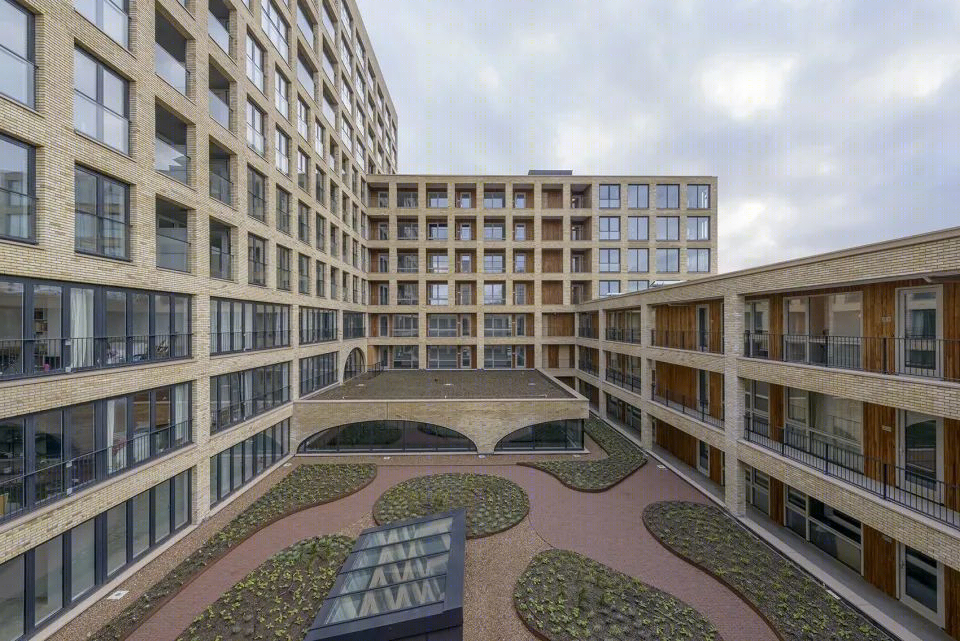 阿姆斯特丹 Westbeat 住宅综合体 | 拱形空间打造城市新地标-0