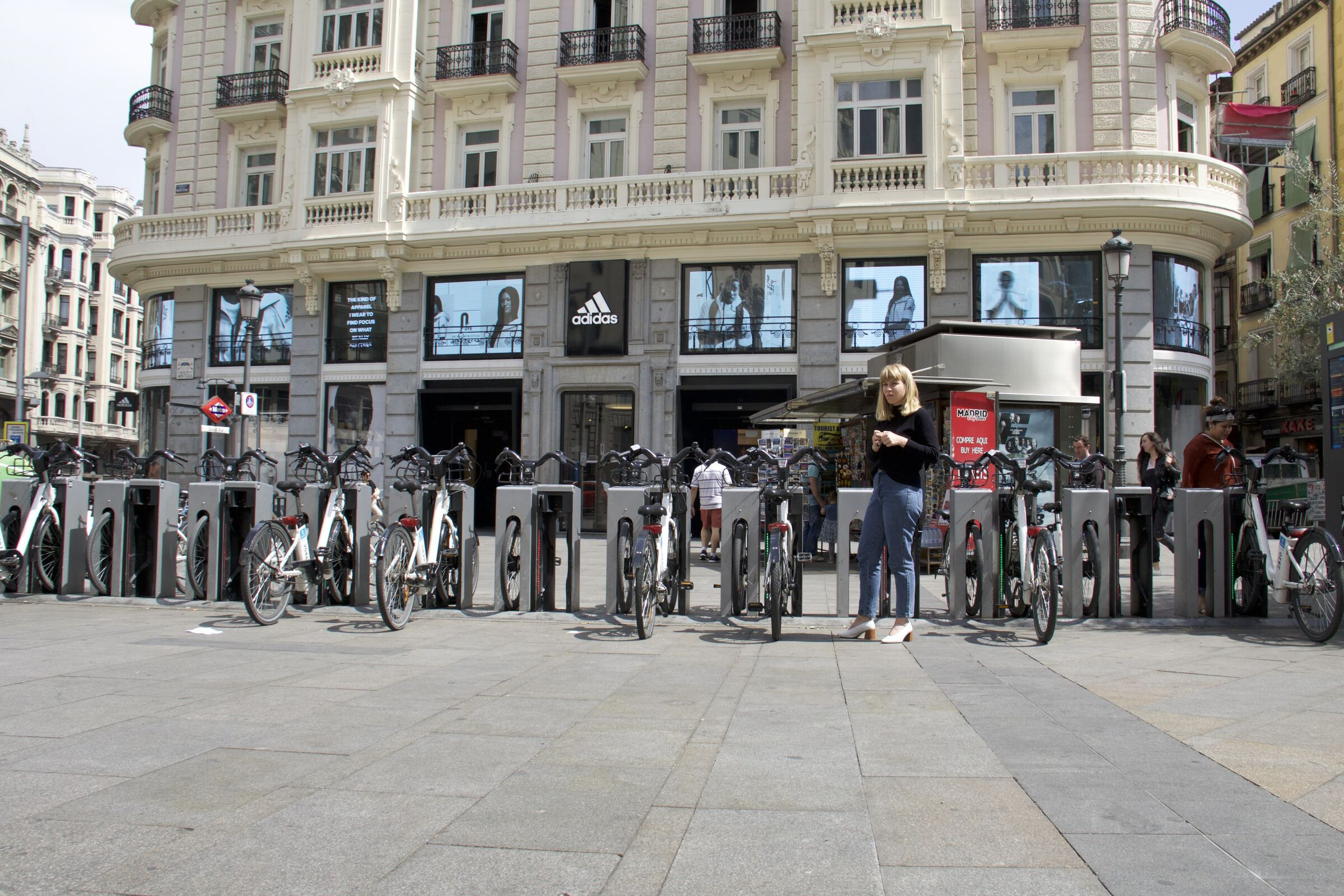 Adidas Madrid 旗舰店 LED 梦幻展示-25