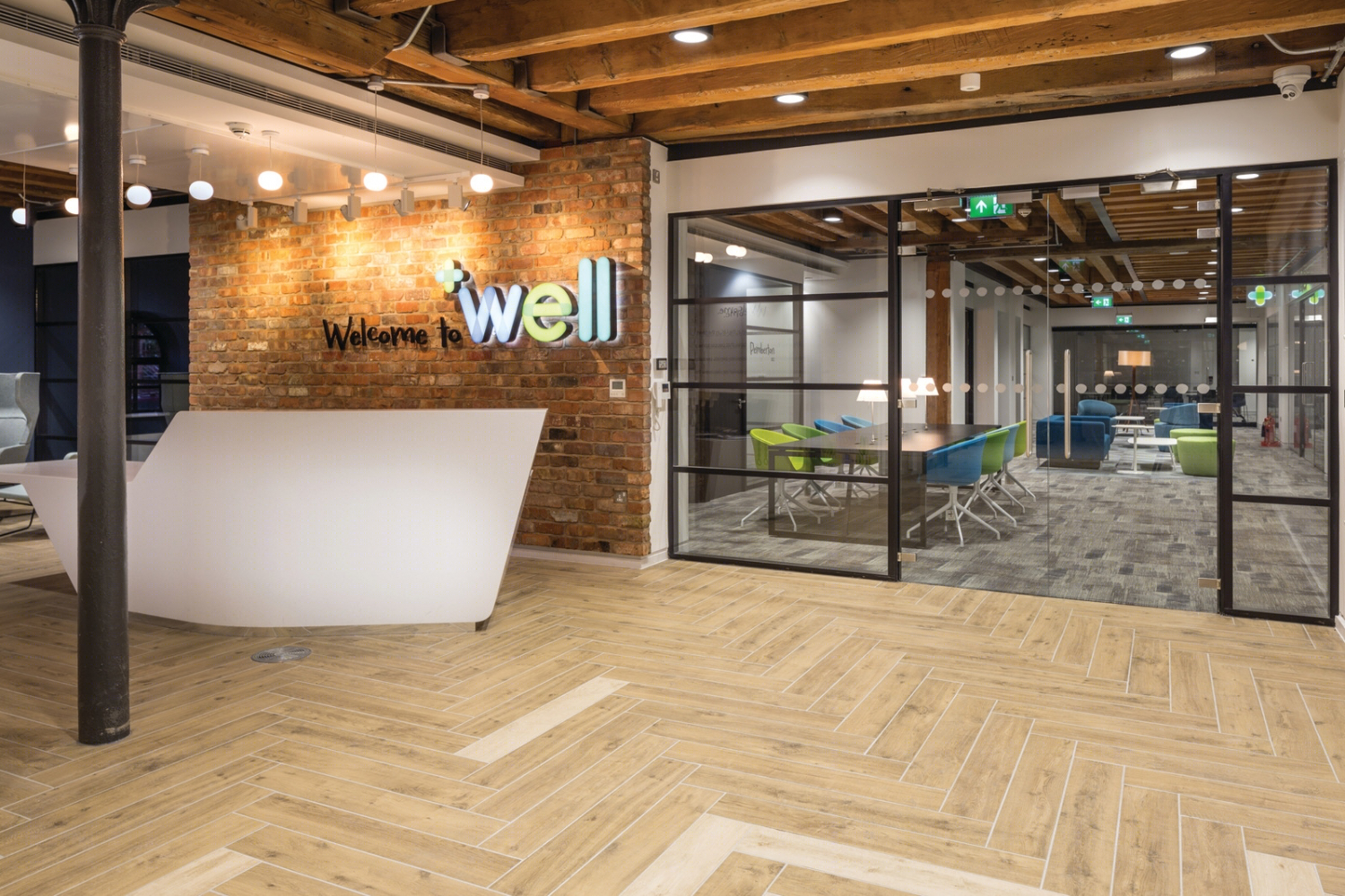 英国 Well Pharmacy 药店，玻璃折叠墙打造多功能空间-12