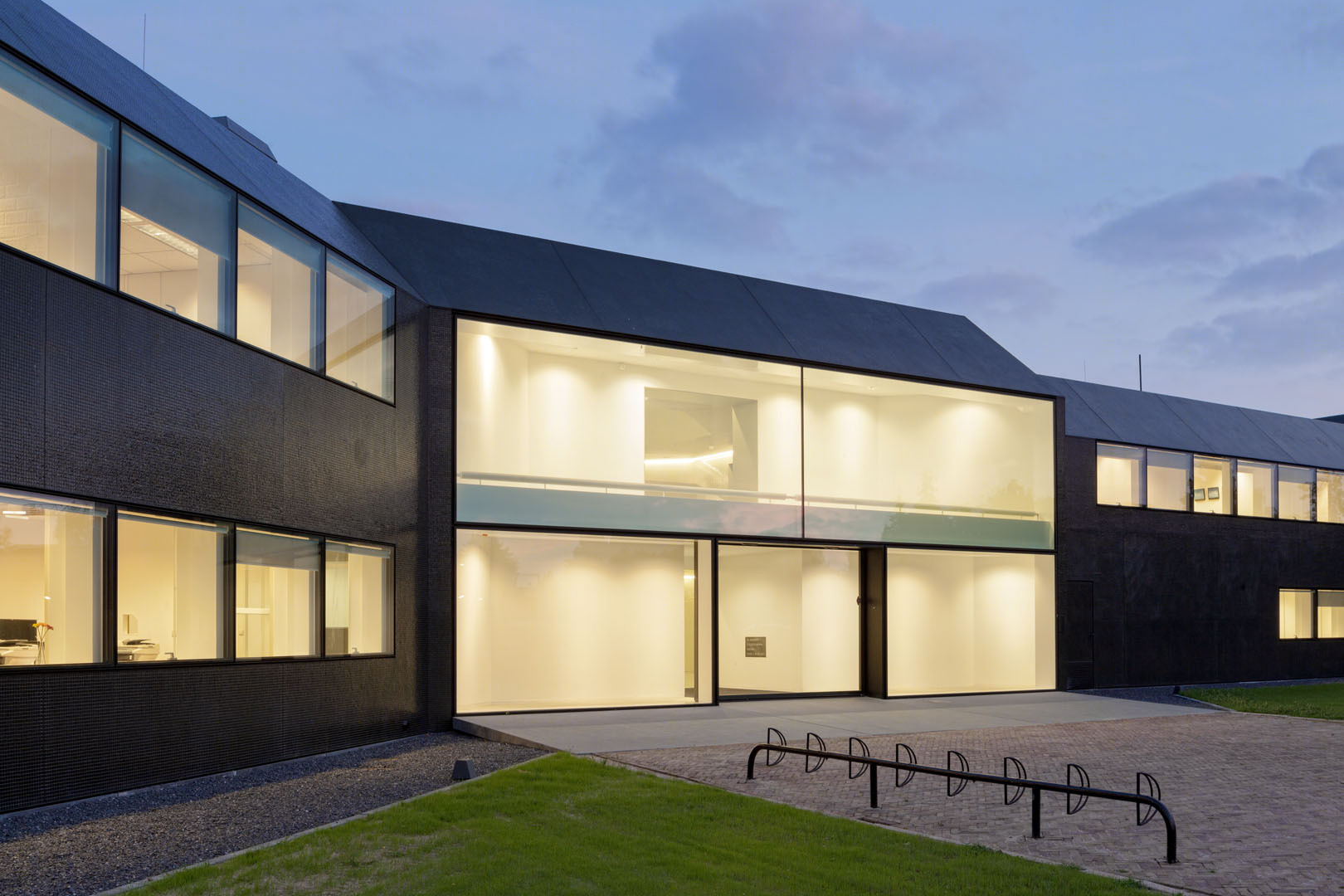 荷兰博斯里市政厅 | 旧建筑的新生-34