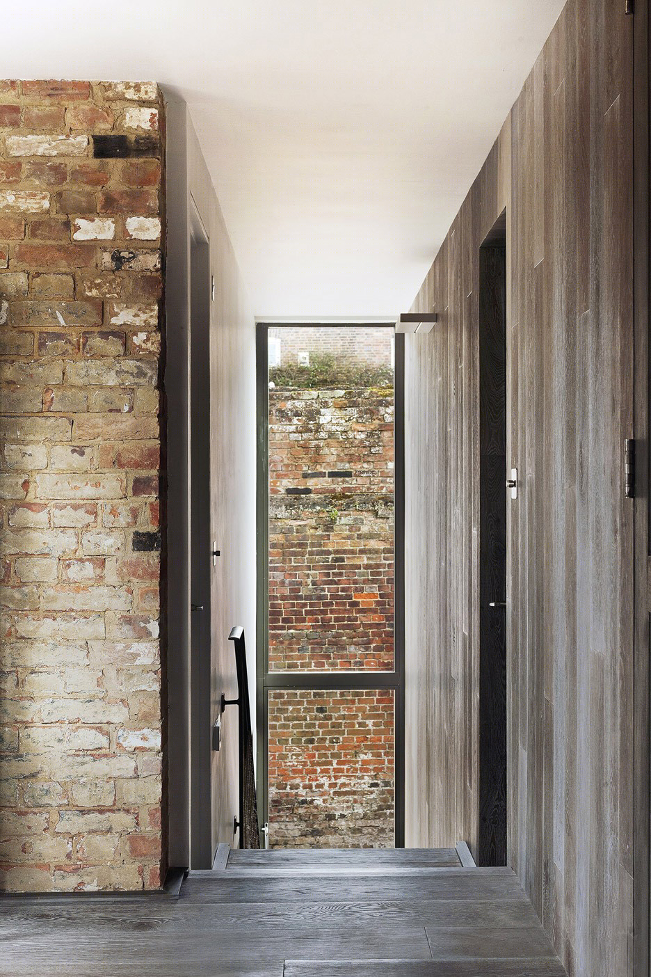 英国老救护站蜕变度假别墅，工业风混搭现代生活-28