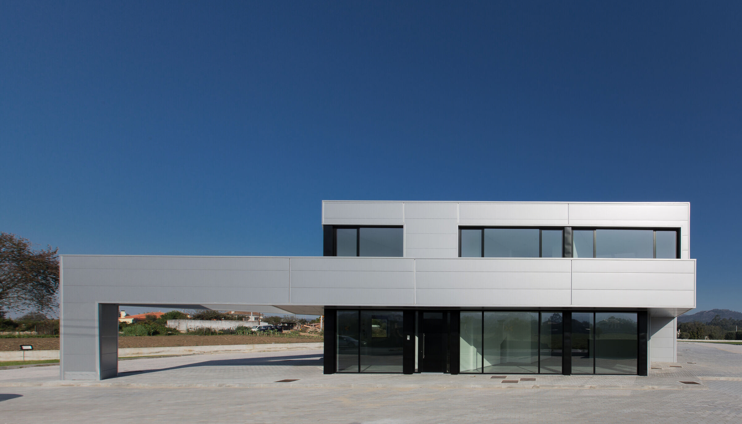 Valdemar Coutinho Arquitectos 打造葡萄牙商业建筑-11