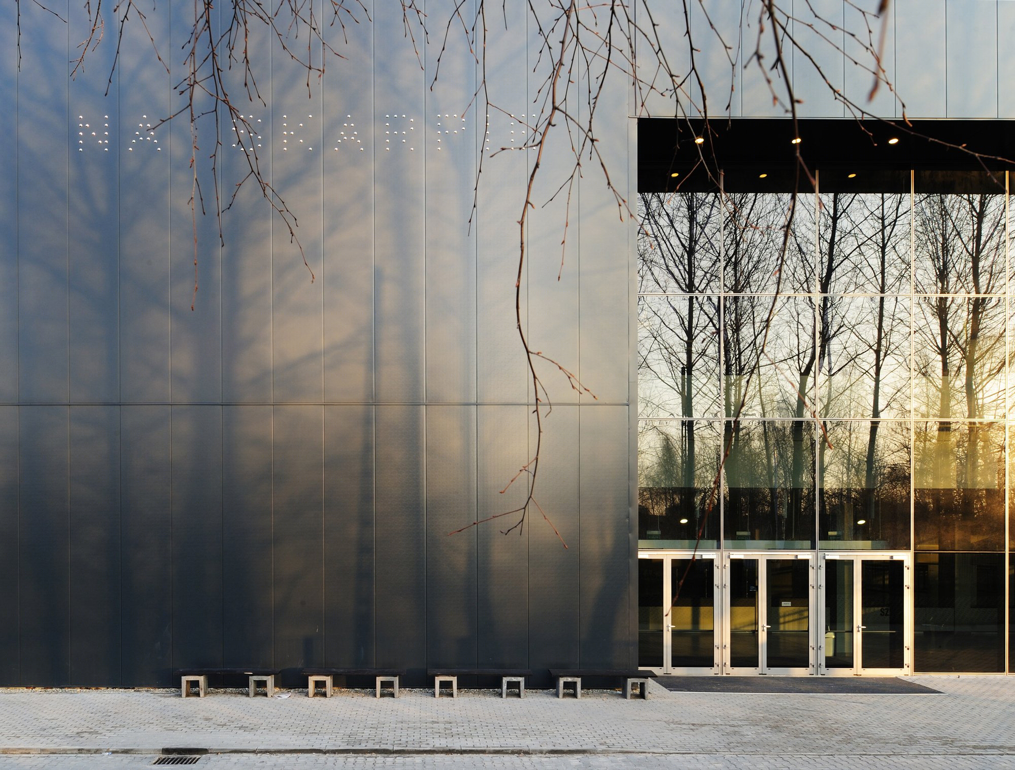 波兰比姆托 Na Skarpie 运动及展示大厅——互动式空间设计-20