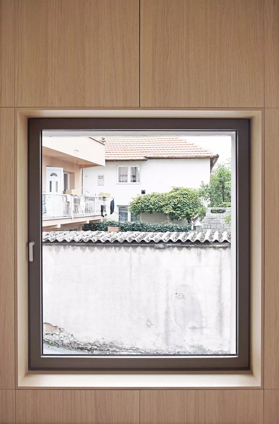萨拉热窝半屋住宅 | 趣味木墙空间融入街区生活-35