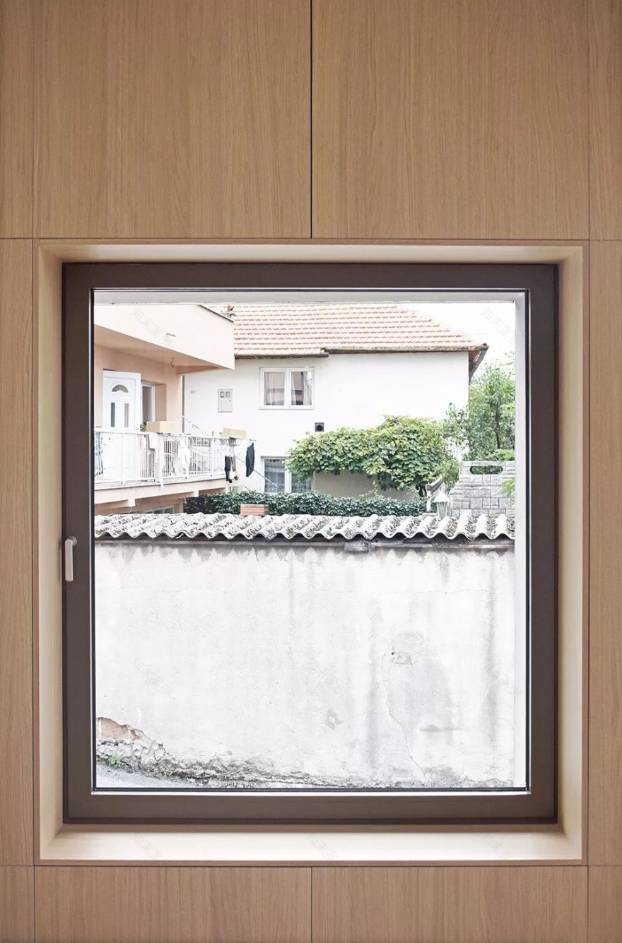 萨拉热窝半屋住宅 | 趣味木墙空间融入街区生活-35