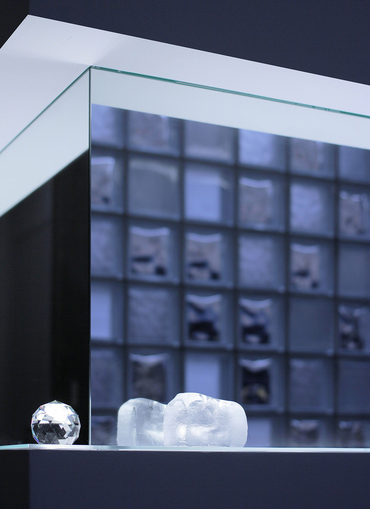 日本光影艺术展廊 | 玻璃砖打造的多功能空间-36