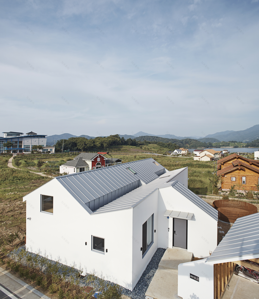 韩国双峰屋顶住宅 | 儿童友好型设计,室内外空间模糊-15