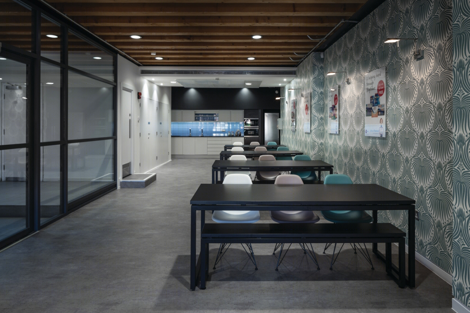 英国 Well Pharmacy 药店，玻璃折叠墙打造多功能空间-17