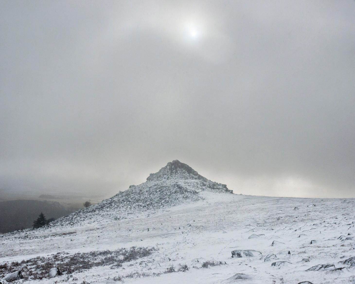 荒凉之美 | 摄影师罗伯特·达奇镜头下的 Dartmoor 末世景象-18