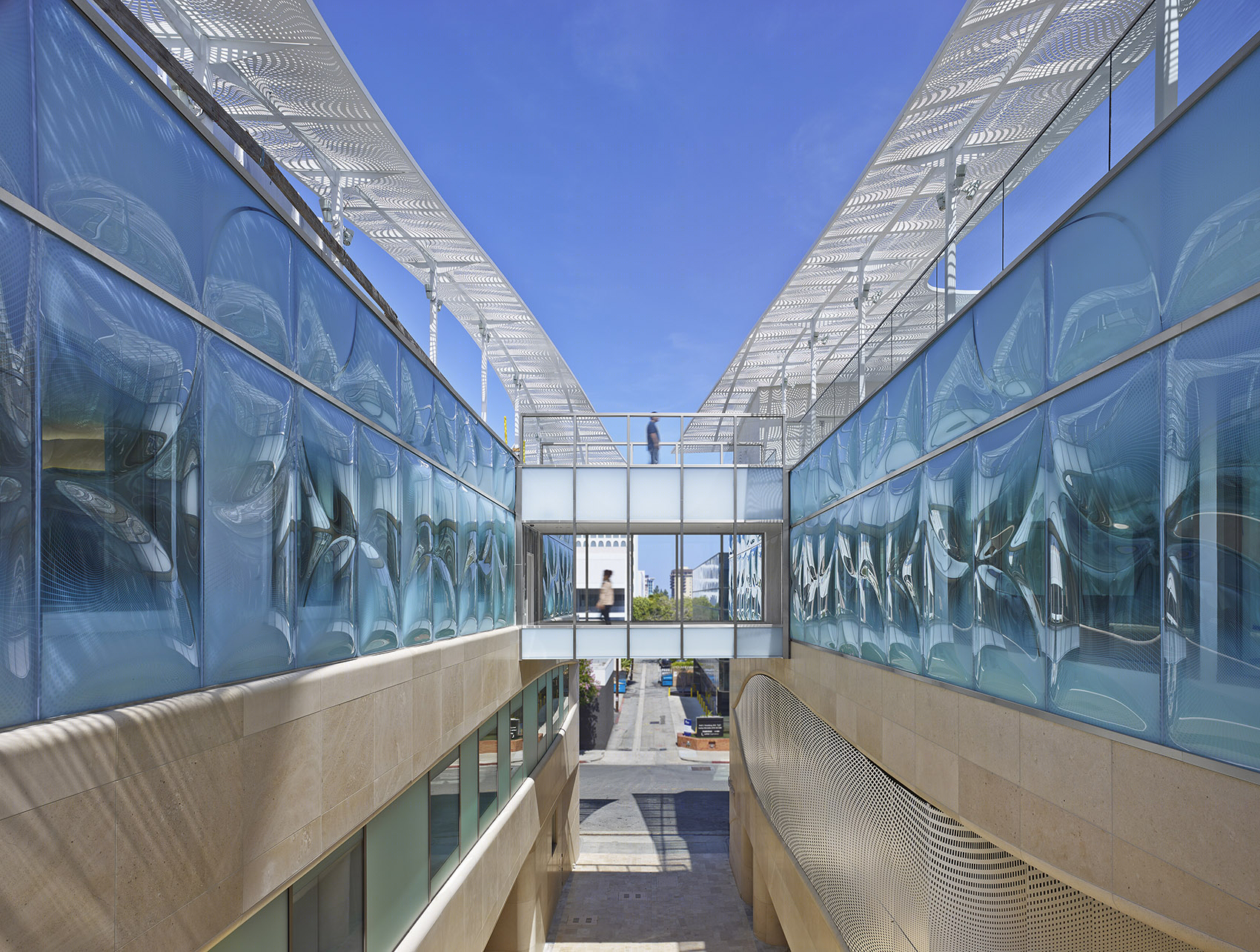 Gores Group 总部 | 热熔玻璃立面改造的活力办公楼-15