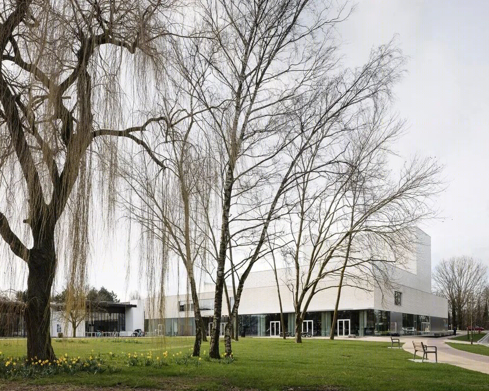 代因泽 Leie 剧院 | 白色石材构建的画卷式公共空间-8