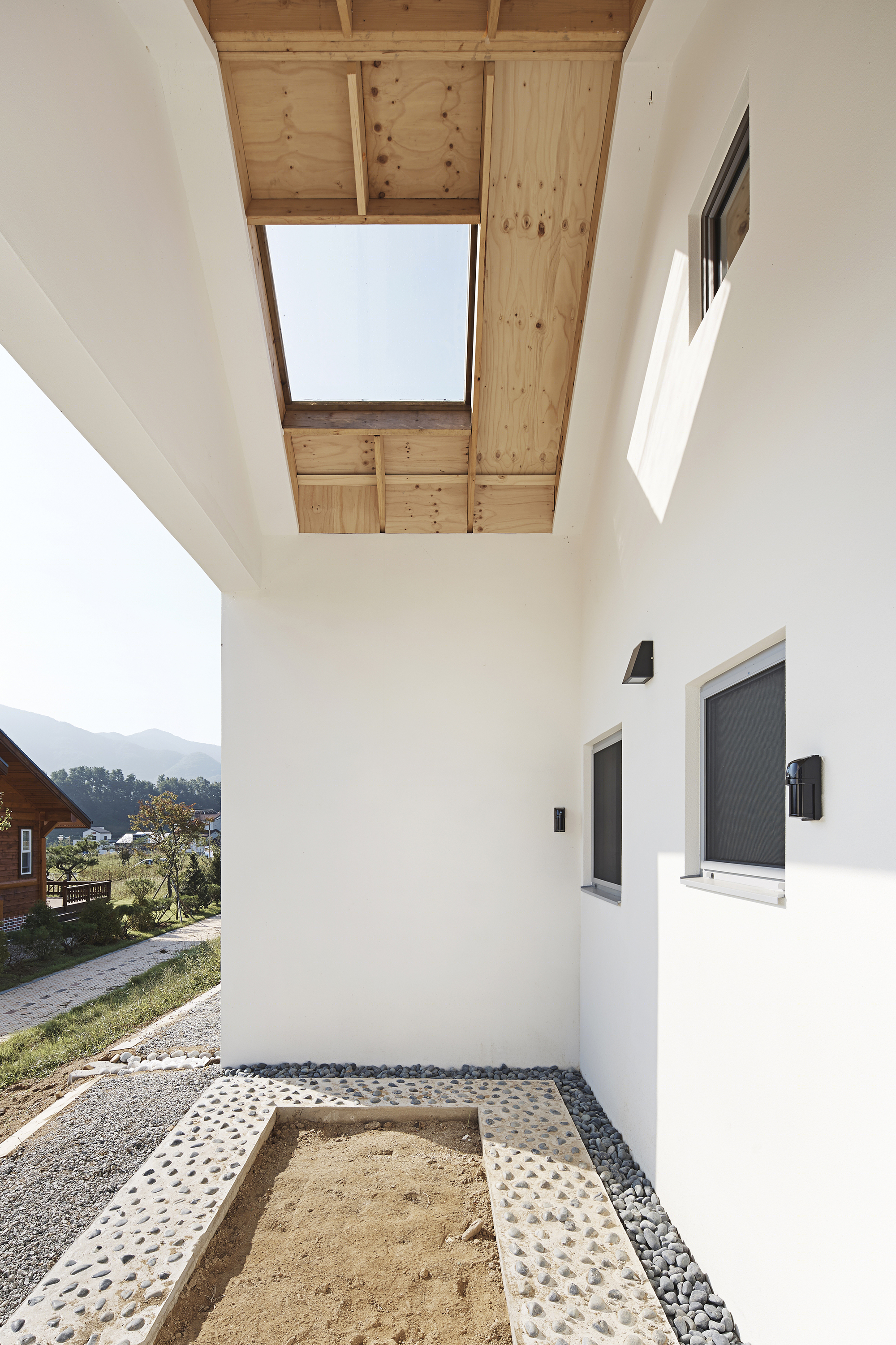 韩国双峰屋顶住宅 | 儿童友好型设计,室内外空间模糊-20
