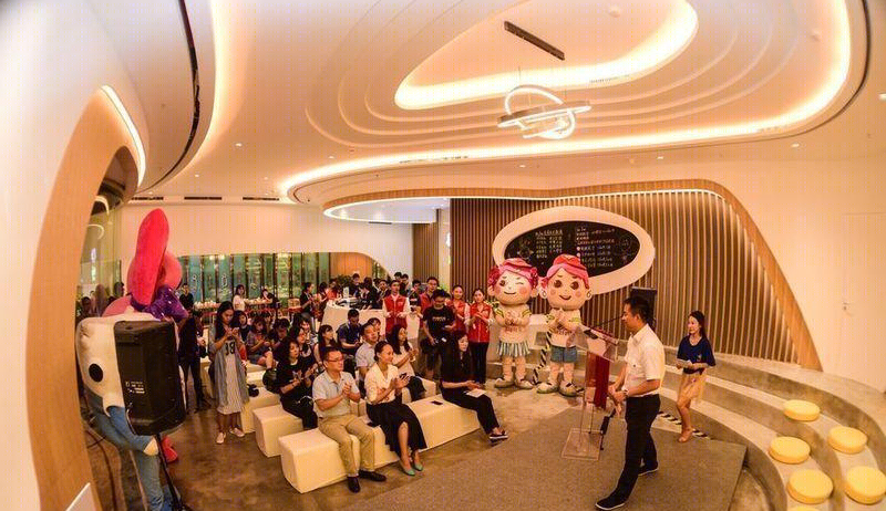 龙湖重庆 U 城天街会员中心——"We Young"青年之家 | 流动飘带设计,打造志愿者社交空间-1