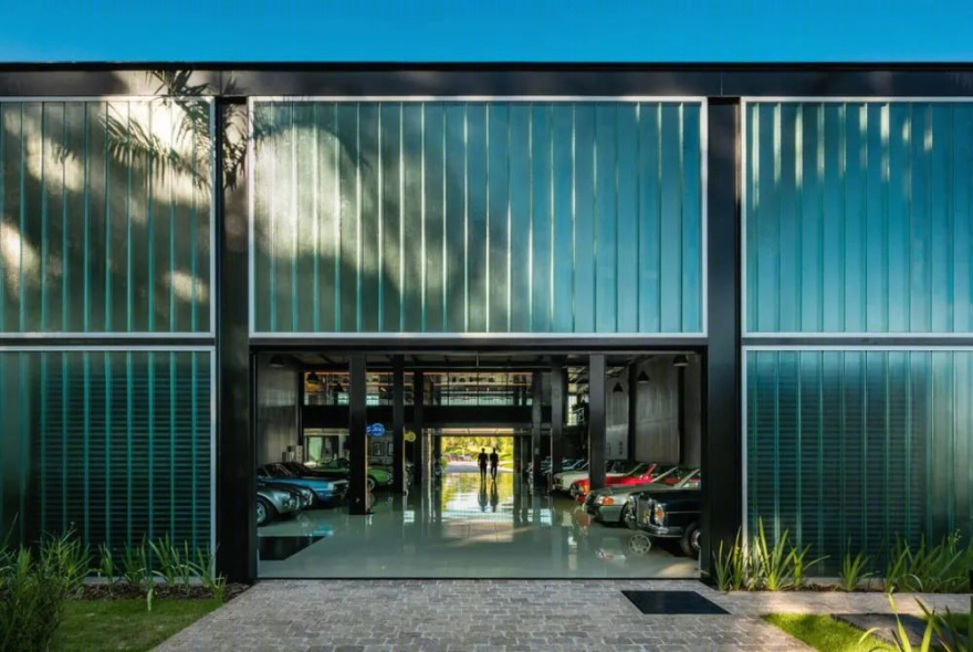 巴西斜坡上的透明玻璃车库别墅丨巴西建筑设计工作室-16