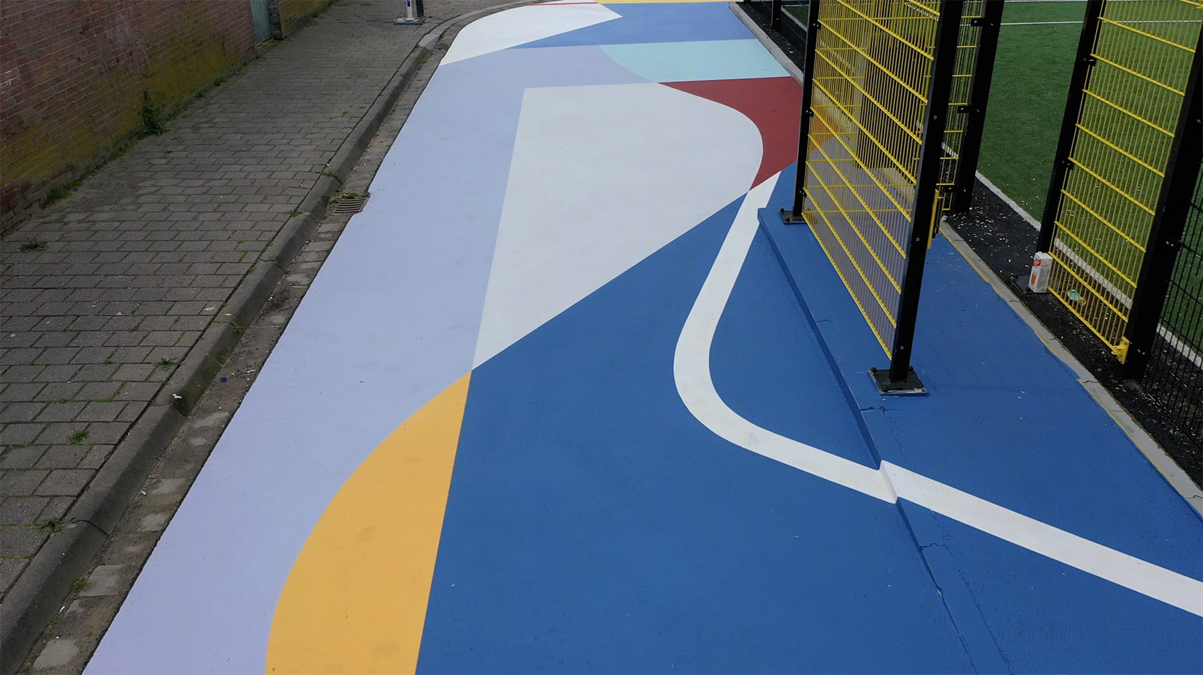 “轨道”足球场 | 混凝土与动态形状的和谐交响-28