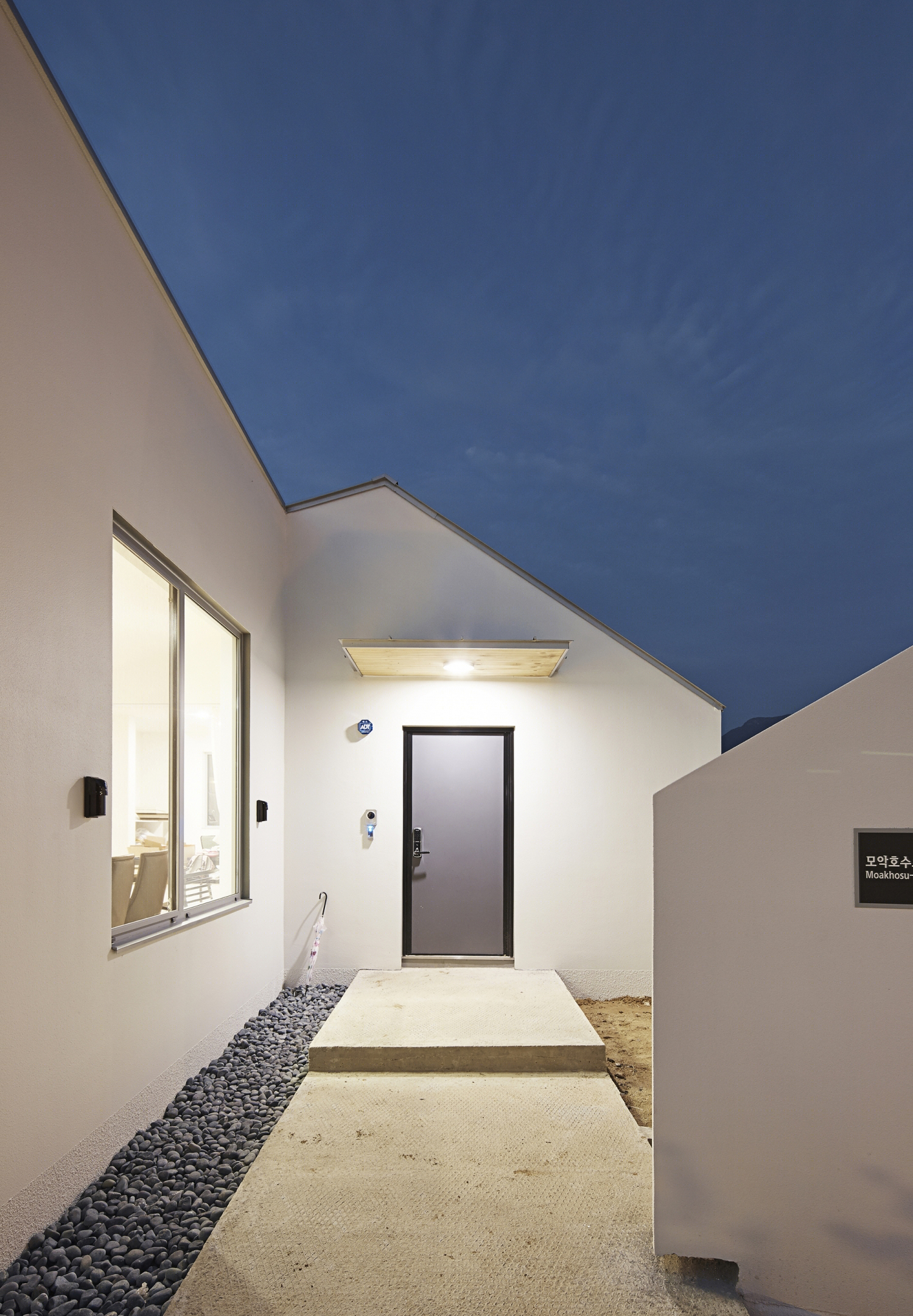 韩国双峰屋顶住宅 | 儿童友好型设计，室内外空间模糊-22