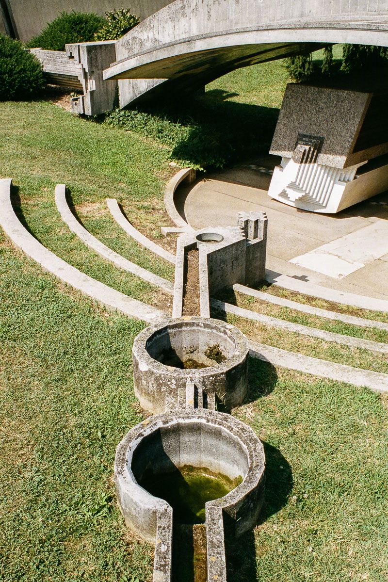 布里翁陵墓-26