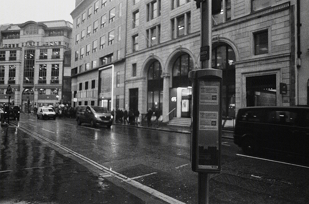 A walk in the rainy streets of London-2